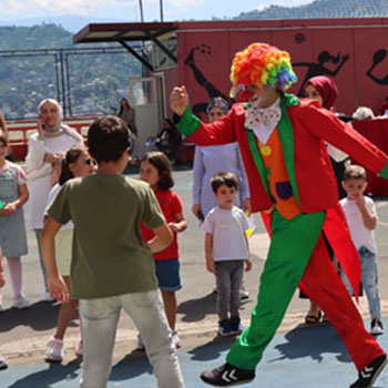 Yemek alan çocuklar